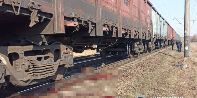 На Рівненщині потяг збив на смерть чоловіка: встановлюють особу