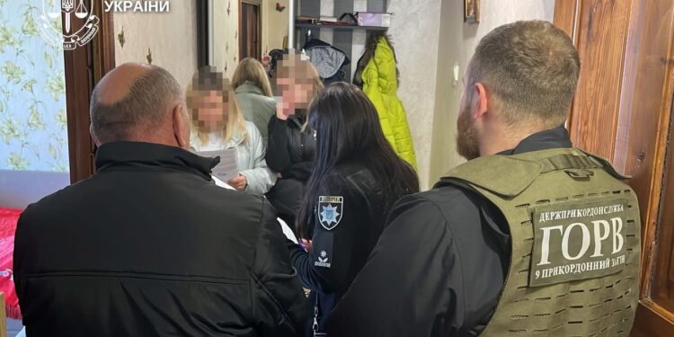 На Рівненщині судять чоловіків, які організовували виїзд ухилянтів закордон