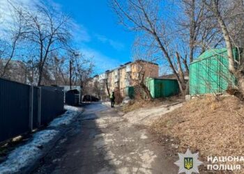 Напад через ревнощі: у Києві чоловік вдарив знайомого ножем