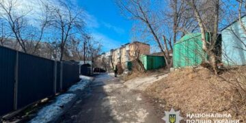 Напад через ревнощі: у Києві чоловік вдарив знайомого ножем