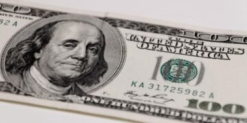 Обіцяв перевести чоловіка в тил: у Києві дезертир виманив $5500 у дружини мобілізованого