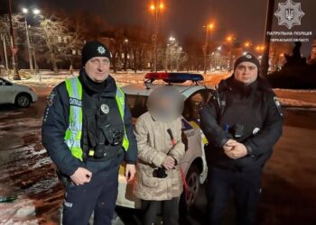 Патрульні допомогли літній жінці повернутися додому — Новости Черкасс