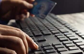 Перерахував шахраям 6 тисяч доларів США: у Миколаєві поліцейські встановлюють зловмисників » Миколаївський Оглядач