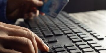 Перерахував шахраям 6 тисяч доларів США: у Миколаєві поліцейські встановлюють зловмисників » Миколаївський Оглядач