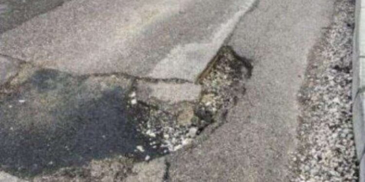 Після морозів дороги Європи вкрилися ямами |  |