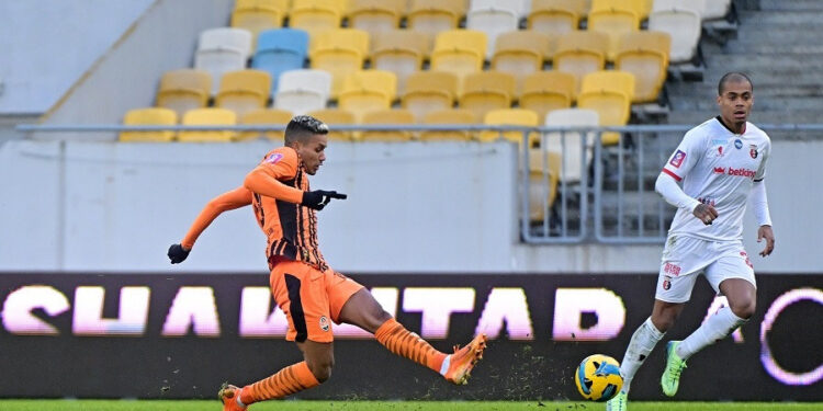 «Шахтар» завдяки голу Валерія Бондаря здобув перемогу над «Вересом» і очолив таблицю