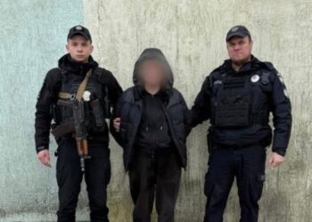 Теракт у Львові: поліція показала відео, на якому підозрювана встановлює вибухівку у сміттєві баки