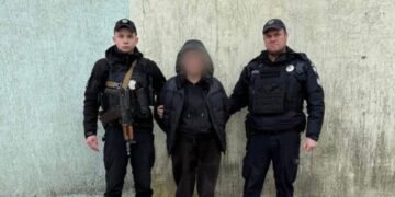 Теракт у Львові: поліція показала відео, на якому підозрювана встановлює вибухівку у сміттєві баки