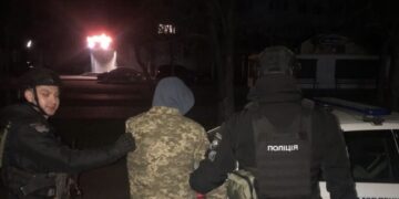У Черкасах чоловік вночі проник до магазину солодощів і сховався за холодильником