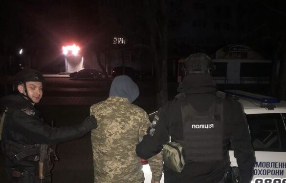 У Черкасах чоловік вночі проник до магазину солодощів і сховався за холодильником