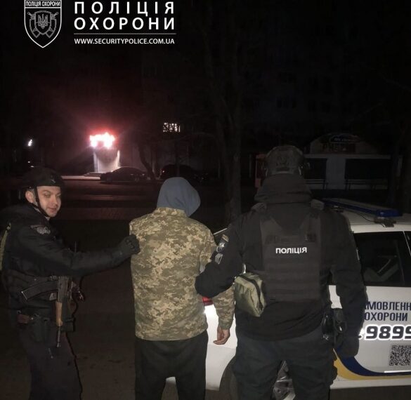 У Черкасах чоловік вночі проник до магазину солодощів і сховався за холодильником