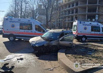 У Черкасах зіштовхнулись Ford Mustang і Renault Logan, загинув 49-річний чоловік — Новини Черкащіни