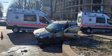 У Черкасах зіштовхнулись Ford Mustang і Renault Logan, загинув 49-річний чоловік — Новини Черкащіни