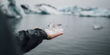 У Києві врятували маму з дитиною, які дрейфували на крижині за 200 метрів від берега