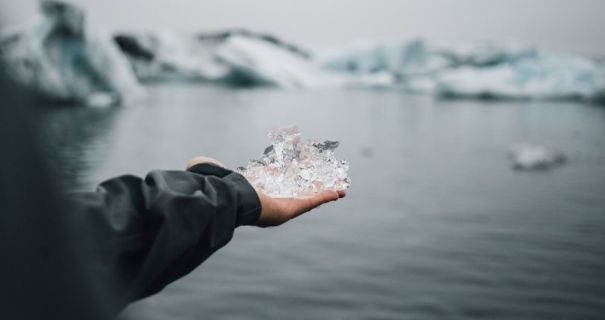 У Києві врятували маму з дитиною, які дрейфували на крижині за 200 метрів від берега
