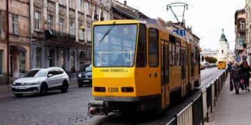 У Львові чоловік втратив ноги в ДТП із трамваєм: вирок водійці