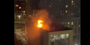 У Львові виникла масштабна пожежа в офісному центрі з рестораном