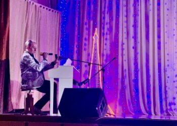 У Миколаєві директор гімназії вийшов на сцену в участі поета, композитора, співака » Миколаївський Оглядач