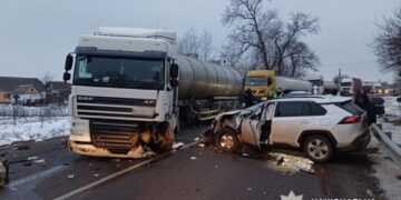 У Мошнах легковик виїхав на зустрічну смугу та врізався у вантажівку