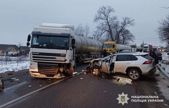 У Мошнах легковик виїхав на зустрічну смугу та врізався у вантажівку