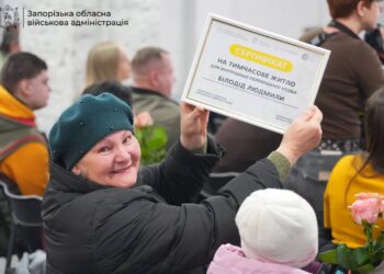У Запоріжжі 22 родини внутрішньо переміщених осіб отримали сертифікати на житло | Новости Запорожья
