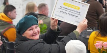 У Запоріжжі 22 родини внутрішньо переміщених осіб отримали сертифікати на житло | Новости Запорожья