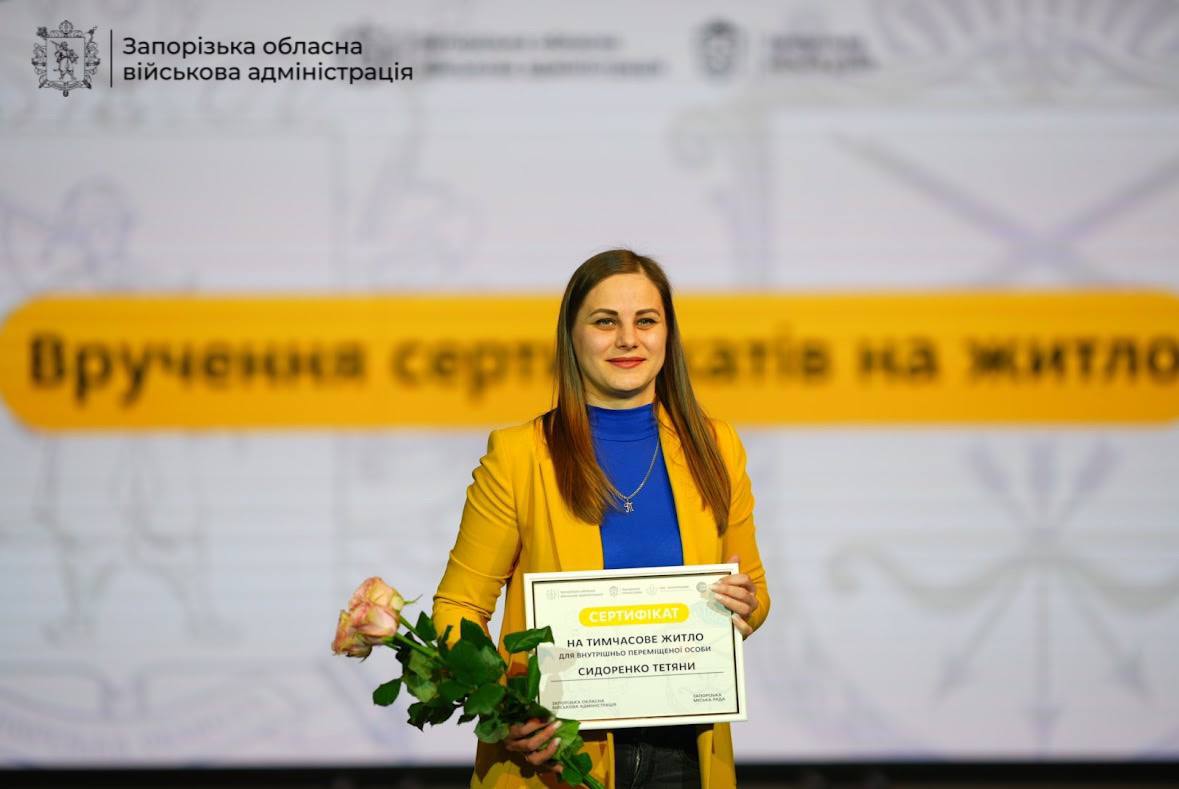  Нарешті отримали житло: в Запоріжжі родинам переселенців вручили сертифікати (фото)