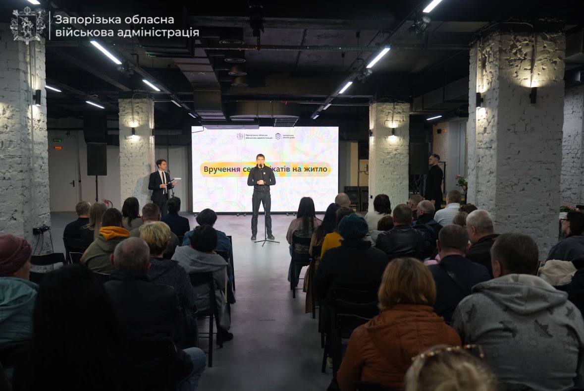  Нарешті отримали житло: в Запоріжжі родинам переселенців вручили сертифікати (фото)