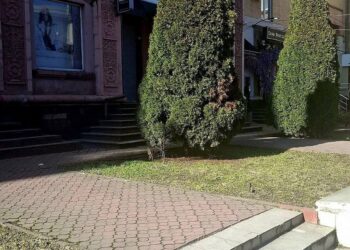 У Запоріжжі демонтували незаконну рекламу російською на проспекті Соборному | Новости Запорожья