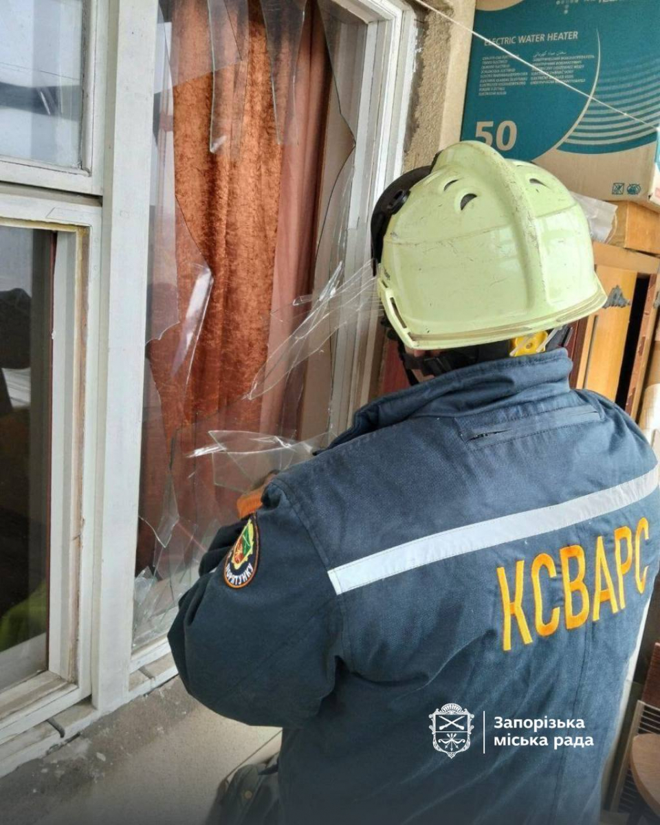 Вирви та уламки на землі: в Запоріжжі фахівці екоінспекції обстежили уражені дронами ділянки (фото)