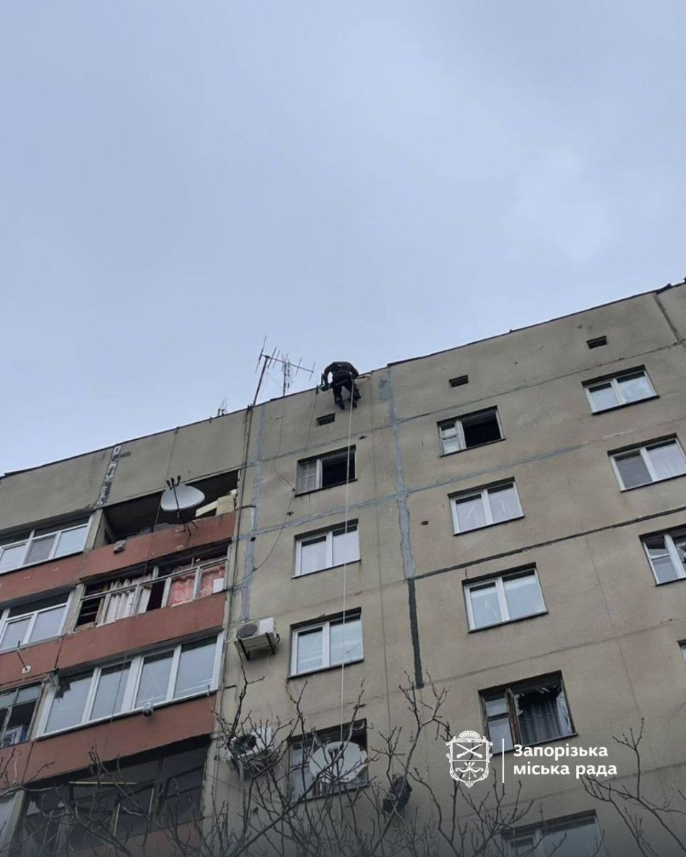 Вирви та уламки на землі: в Запоріжжі фахівці екоінспекції обстежили уражені дронами ділянки (фото)