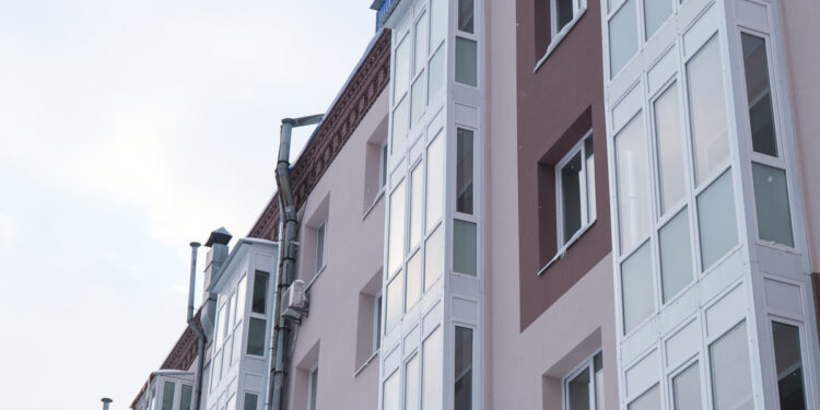 У Запоріжжі мешканці будинку на вулиці Незалежної України повертаються у відбудовані квартири – як почуваються власники | Новости Запорожья