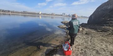 У Запоріжжі поверхня води в Дніпрі вкрилася райдужними смугами — екологи розпочали перевірку | Новости Запорожья