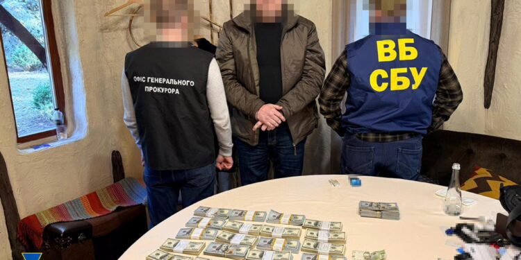 У ЗМІ назвали імена посадовців СБУ, яких викрили за вимагання $620 тисяч