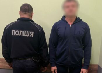 В Умані чоловік зберігав вдома більше півсотні пакетиків з наркотиками та зброю