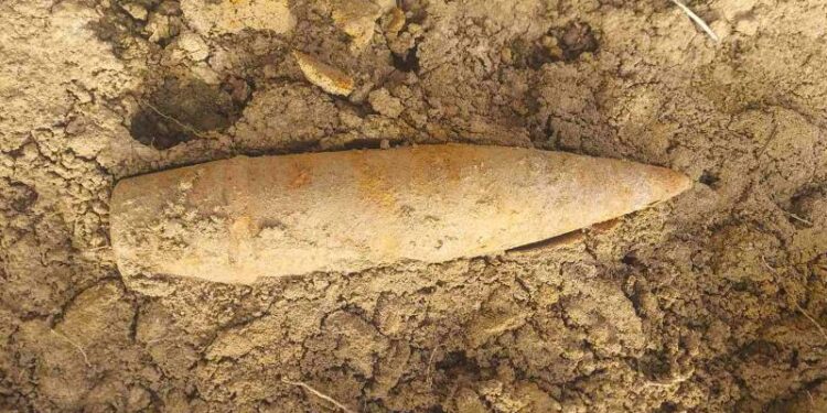 Відголоски минулої війни: піротехніки ДСНС знешкодили 100-мм артилерійський снаряд —Хмельнитчина