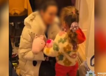 Викрав з майданчика та вивіз з Києва за кордон: матері повернули трирічну доньку