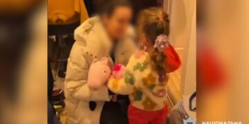Викрав з майданчика та вивіз з Києва за кордон: матері повернули трирічну доньку