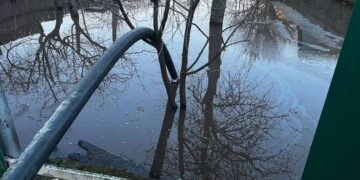 Вода пішла у двори й погреби: на Черкащині масово борються з підтопленнями