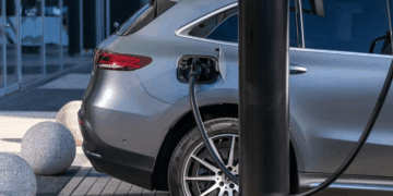 Зарядка електромобіля через подовжувач: енергетики попередили про небезпеку і штрафи |  |