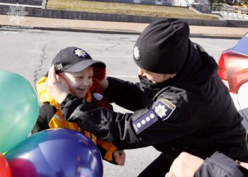Знаковий подарунок на день народження – у Запоріжжі семирічний хлопчик став почесним поліцейським, фото | Новости Запорожья