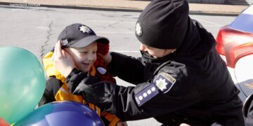 Знаковий подарунок на день народження – у Запоріжжі семирічний хлопчик став почесним поліцейським, фото | Новости Запорожья