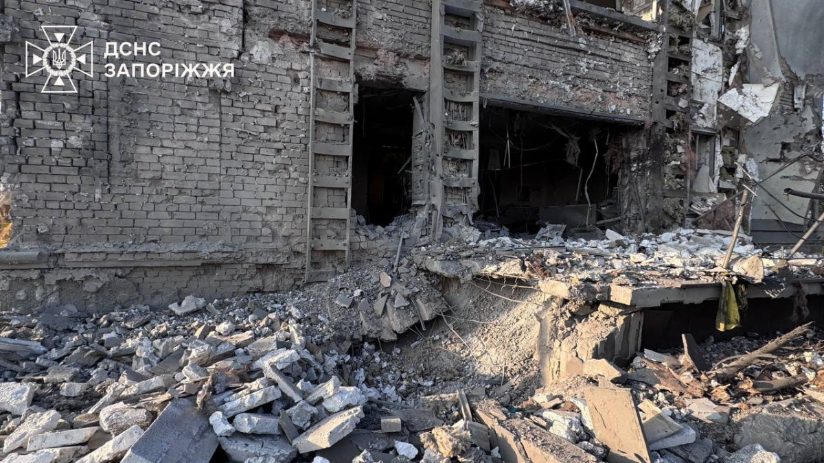 Авіабомба влучила поруч із церквою: у Запоріжжі внаслідок удару загинув чоловік, є поранені (фото, відео)