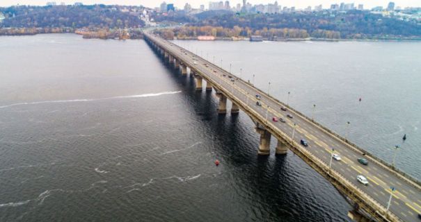 Аварія тепломережі на мосту Патона в Києві: без тепла Русанівка та Березняки