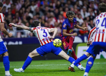 «Барселона» вырвала победу у «Атлетико» в скандальном матче 30 тура Ла Лиги