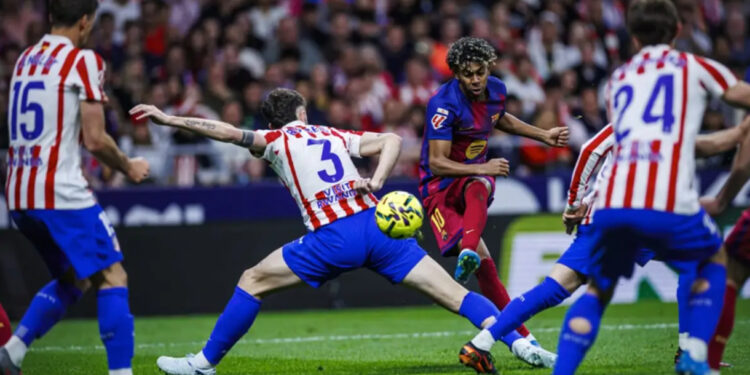 «Барселона» вырвала победу у «Атлетико» в скандальном матче 30 тура Ла Лиги