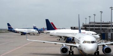 Через війну на Близькому Сході авіакомпанії масово скасовують рейси, ‒ Business Insider – Экономика