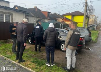 На Черкащині військового підозрюють у вимаганні 12 тисяч доларів за “списання” зі служби