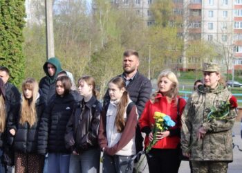 На фасаді Рівненської гімназії №27 відкрили меморіальну дошку на честь загиблого Героя Ярослава Стрихарчука