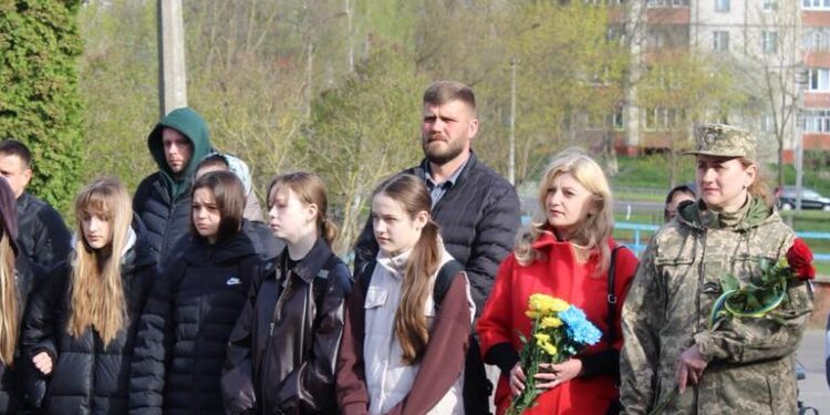 На фасаді Рівненської гімназії №27 відкрили меморіальну дошку на честь загиблого Героя Ярослава Стрихарчука